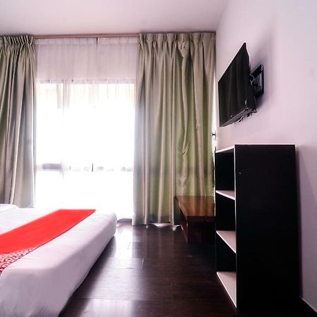 Oyo 1119 Memoire Express Hotel クチン エクステリア 写真