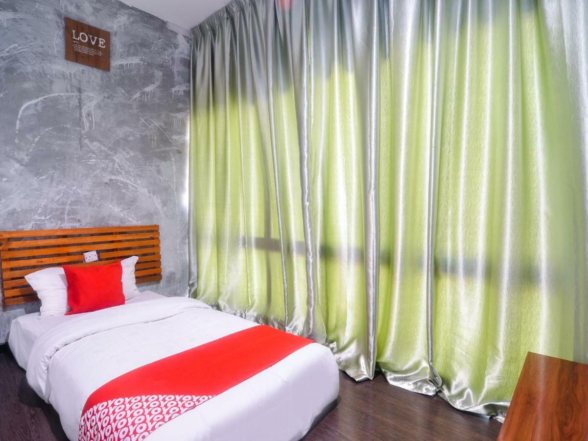 Oyo 1119 Memoire Express Hotel クチン エクステリア 写真