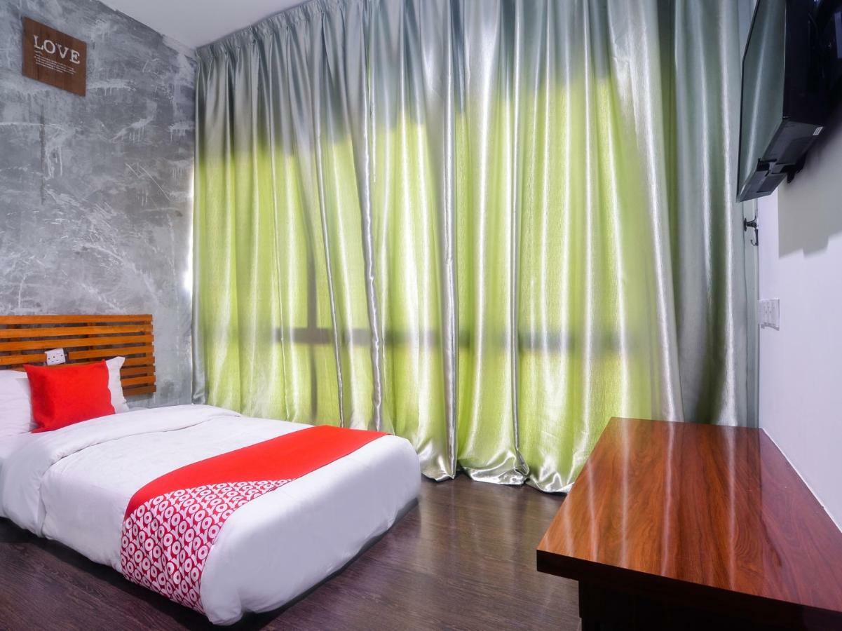 Oyo 1119 Memoire Express Hotel クチン エクステリア 写真